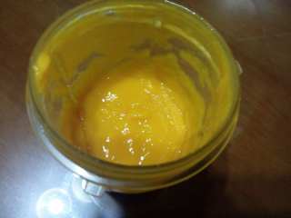 百变水果—芒果法式软糖,将芒果放入料理机打成果泥
