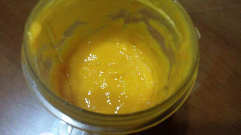 百变水果—芒果法式软糖,将芒果放入料理机打成果泥