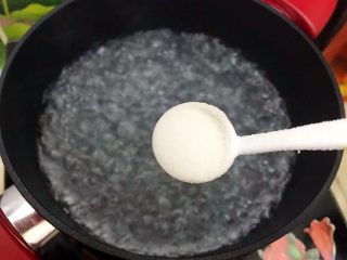 创意料理の香芹拌香螺,水开后入一小勺细盐