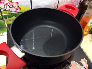 创意料理の香芹拌香螺,取一口小锅，煮适量清水