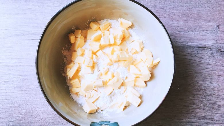 简单易学的法式苹果塔,面粉、糖粉、盐混合均匀后加入切块的黄油，用手把所有材料揉成粗粒状