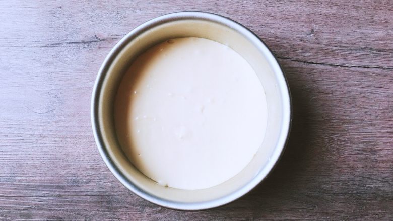 简单易学的法式苹果塔,拿出冷藏的黄油酥饼，倒入奶油奶酪糊，铺平，继续放冰箱冷藏