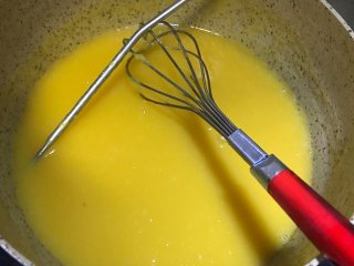百变水果—芒果法式软糖,将芒果泥倒入锅中。