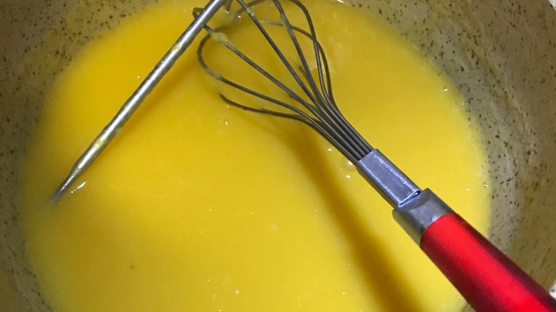 百变水果—芒果法式软糖,将芒果泥倒入锅中。