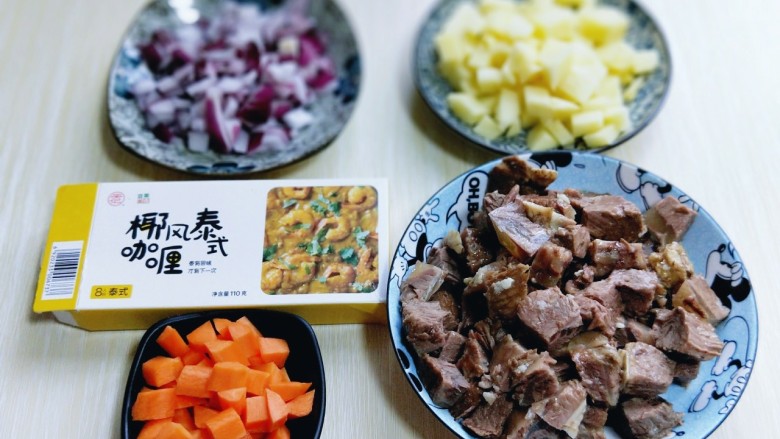 #米饭的伴侣#咖喱牛肉炖胡萝卜土豆,所有食材准备工作完成。