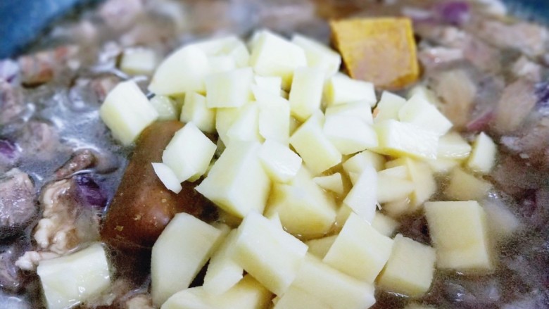 #米饭的伴侣#咖喱牛肉炖胡萝卜土豆,加入切好的土豆块，大火烧开。