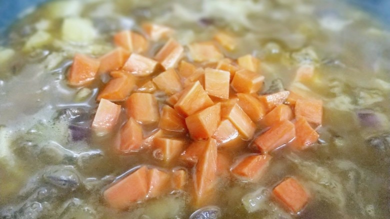 #米饭的伴侣#咖喱牛肉炖胡萝卜土豆,加入切好的胡萝卜丁，继续炖5分钟即可。