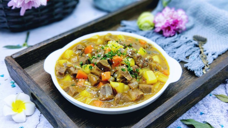 #米饭的伴侣#咖喱牛肉炖胡萝卜土豆,盛出装盘，撒上葱花，熟芝麻。