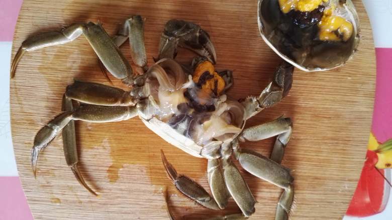 豉香蟹,先处理螃蟹，将其洗净，掰开外壳，去除蟹腮，将蟹身分成六份。