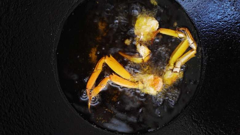 豉香蟹,锅中倒入油250克，五成热时，将螃蟹放入炸熟，蟹盖要后放，在其他蟹身八成熟时放入即可。炸熟后捞出。