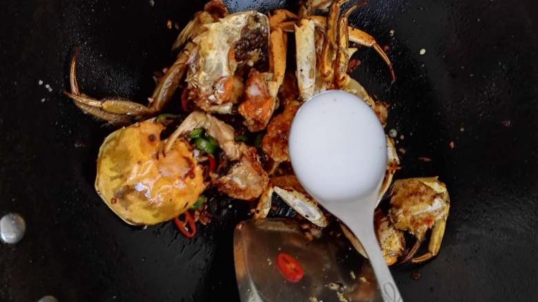 豉香蟹,最后淋入水淀粉，翻炒均匀出锅装盘。