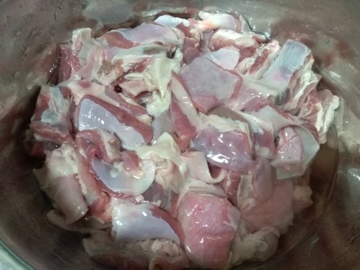 酸菜炖羊排,首先把羊排用冷水浸泡1-2小时以上，中途多换清水，去腥味，清洗干净去血水