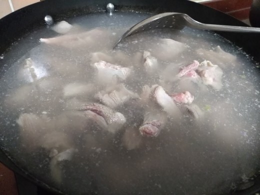 酸菜炖羊排,凉水下锅，水开后焯水3-5分钟