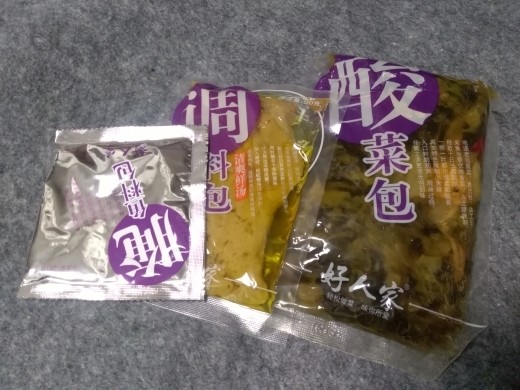 酸菜炖羊排,买的这种做酸菜鱼成品的酸菜，最小袋是淀粉没用到，酸菜和酱料包都用了