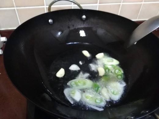酸菜炖羊排,热锅凉油烧至微微冒一点青烟时放入蒜瓣，葱