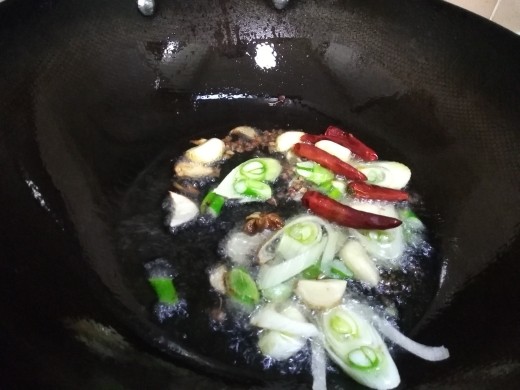 酸菜炖羊排,接着放入八角，花椒，干辣椒最后放爆香