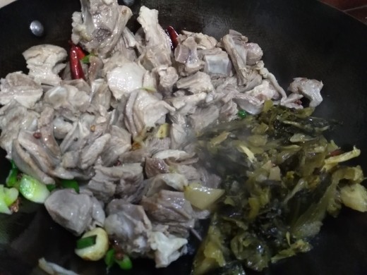 酸菜炖羊排,煸炒一会出香味后放入酸菜继续煸炒