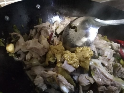 酸菜炖羊排,放入酸菜自带酱料