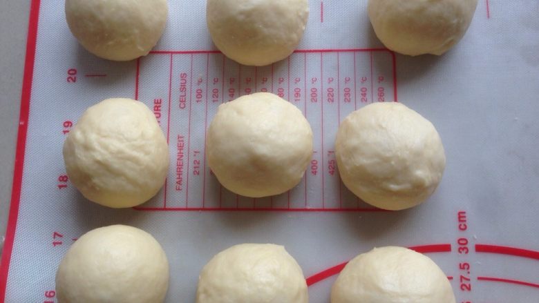 椰香小面包,面团发酵好后轻压排气，分成9个33克，4个40克的小面团，滚圆，盖上保鲜膜松驰15分钟。如果你不用模具，就直接分成12个小面团也可以