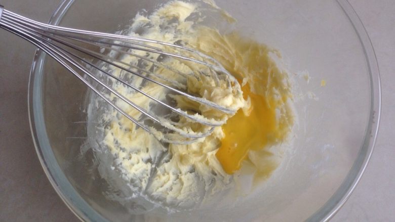 椰香小面包,分次加入蛋液，每加入一次后，搅匀后再加下一次，至全部加完并搅匀