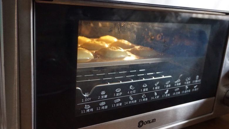 椰香小面包,放入已经提前预热好上火160度，下火170度的东菱K40C烤箱中下层，烘烤13-15分钟左右