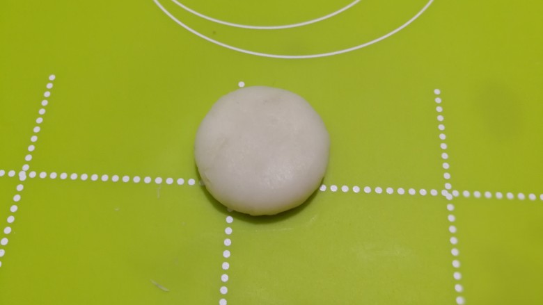 竽芝小甜饼,取一小圆球放在面垫上按压成饼。
