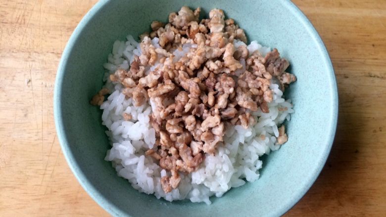 萌萌的多彩饭团,炒好肉末加入米饭