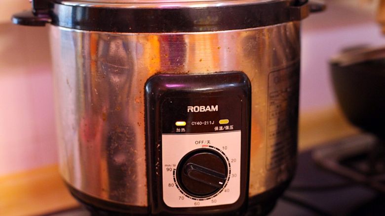 广式茶点—烧汁蒸猪肚,高压锅压一小时至熟透