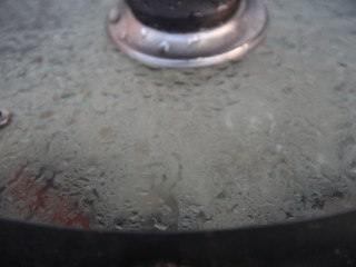冰糖雪梨百合枸杞汤,盖盖子转小火煮15分钟