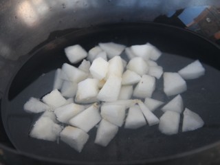冰糖雪梨百合枸杞汤,锅里放适量的水，把梨块放入