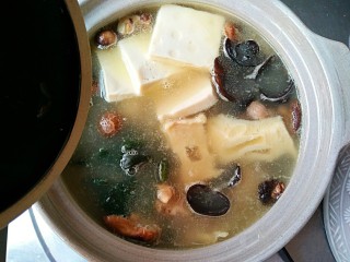 什锦蔬菜煲,肉头菇洗净后泡发，泡肉头菇的水可以填到砂锅中一起煮，味道会更鲜美。