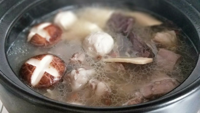 羊排火锅,这时加入贡丸，香菇，煮10分钟。