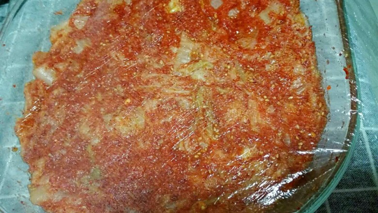 韩式辣白菜,如果觉得味道可以了，我们就再进行腌制，盖上保鲜膜，放入冰箱腌制（入味）至少24小时，就可以吃了。