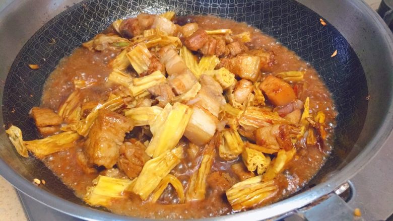 红烧肉炖腐竹,取出汤，放进锅里，差不多盖过肉就可以了。