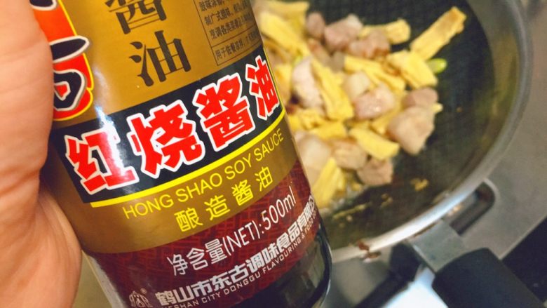 红烧肉炖腐竹,下红烧酱油，大概4-6毫升