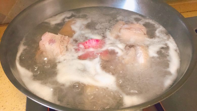 红烧肉炖腐竹,然后我们把五花肉条，切成大正方形块，然后放锅里焯一下，焯去血水和腥味。