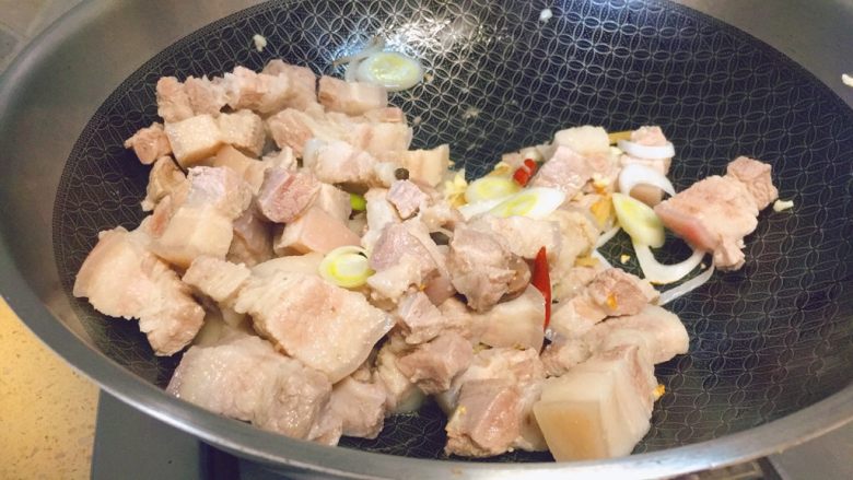 红烧肉炖腐竹,然后把五花肉放进锅里
