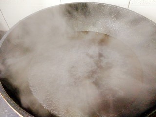 电饭煲+猪蹄焖黄豆,锅里烧开水