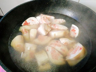 电饭煲+猪蹄焖黄豆,倒入猪蹄
