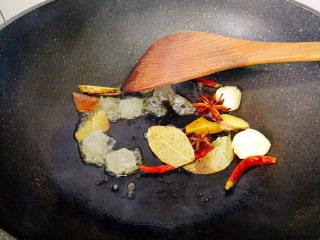 电饭煲+猪蹄焖黄豆,加入八角，干辣椒，香叶，桂皮，姜片，蒜头爆香