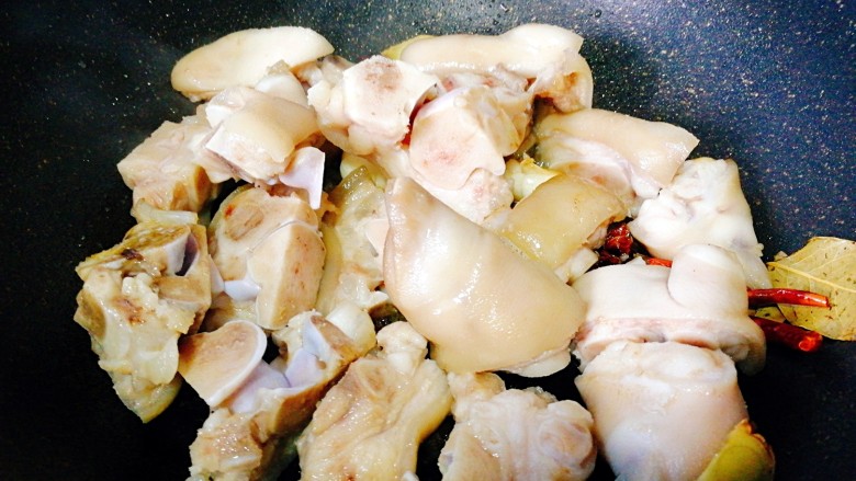 电饭煲+猪蹄焖黄豆,后加入猪蹄，继续翻炒