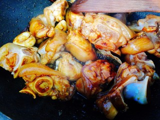 电饭煲+猪蹄焖黄豆,生抽，翻炒均匀上色