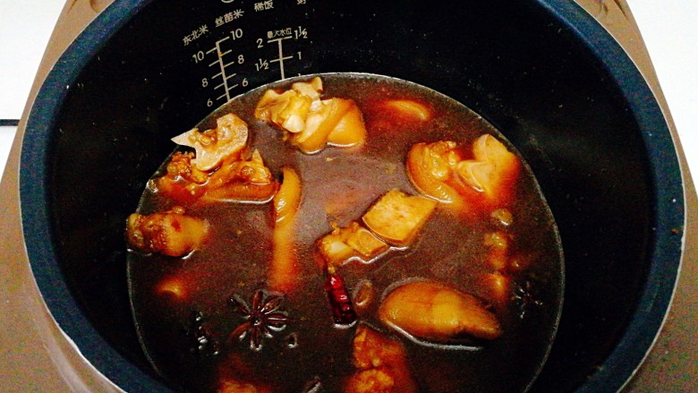 电饭煲+猪蹄焖黄豆,加入清水