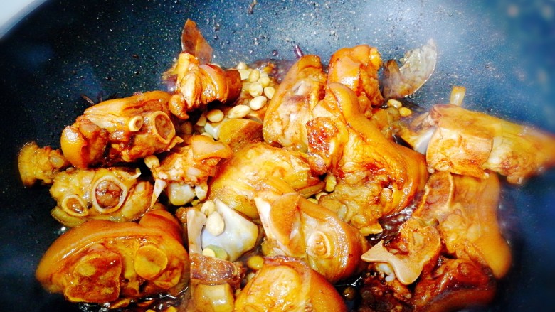 电饭煲+猪蹄焖黄豆,将小火