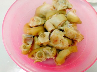电饭煲+猪蹄焖黄豆,焯水后捞出