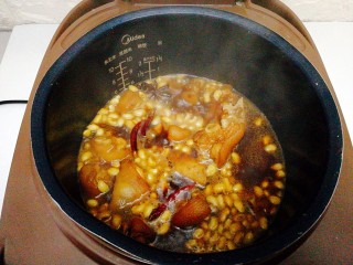 电饭煲+猪蹄焖黄豆,中途打开一次，翻拌下