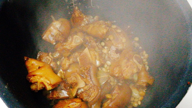 电饭煲+猪蹄焖黄豆,转入电饭煲开始焖