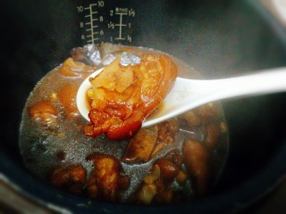电饭煲+猪蹄焖黄豆,煮好的提示音响起 ，