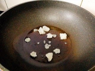 电饭煲+猪蹄焖黄豆,起油锅，将冰糖炒
