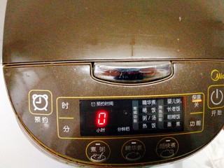 电饭煲+猪蹄焖黄豆,跳到保温再焖十分钟即可出锅